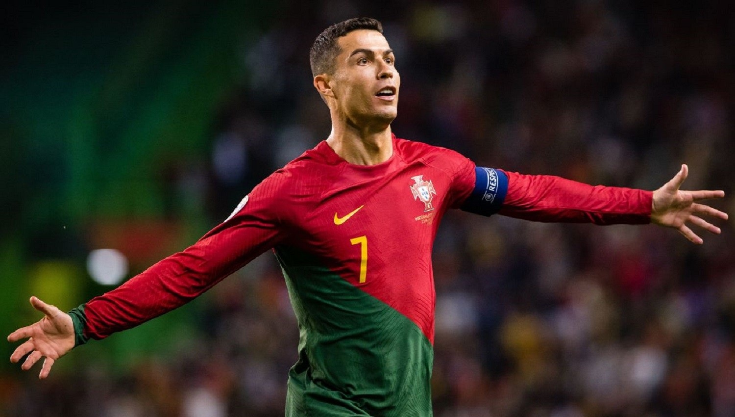 Vì sao Cristiano Ronaldo luôn mặc áo dài tay khi thi đấu? - 1