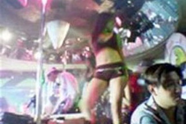 Thiếu nữ tuổi 16 trượt dốc