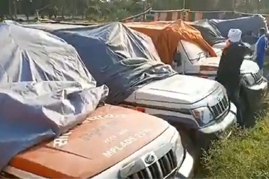 Bức ảnh gây tranh cãi giữa "bão" Covid-19 ở Ấn Độ