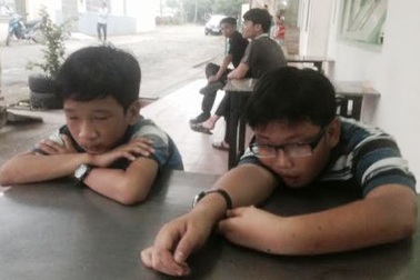 Người mẹ bán vé số bị xe đầu kéo cán chết, 2 đứa trẻ bơ vơ