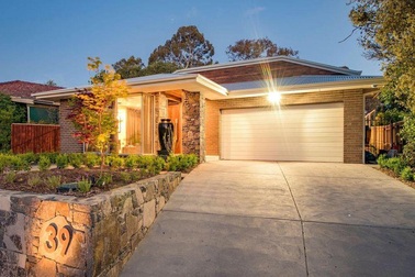 Ngôi nhà mặt tiền đơn giản nhưng bên trong lại ẩn giấu "bí mật" bất ngờ