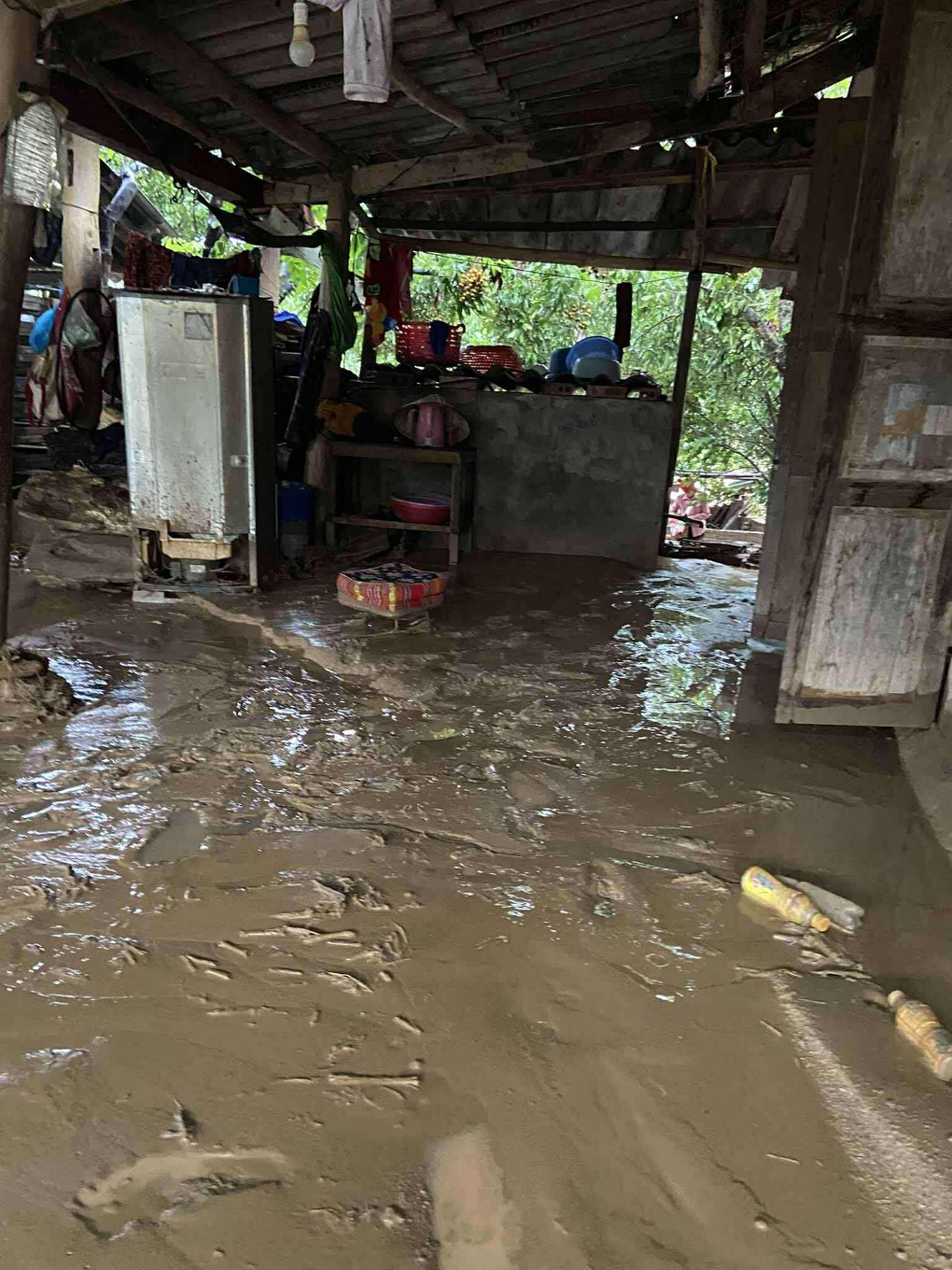 Hành động dứt khoát của người hùng ở Sơn La cứu người bị nước lũ cuốn - 2