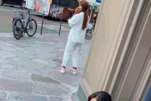 Hai cô gái Việt mặc áo bà ba đi giữa trời Tây khiến ai cũng phải ngoái nhìn