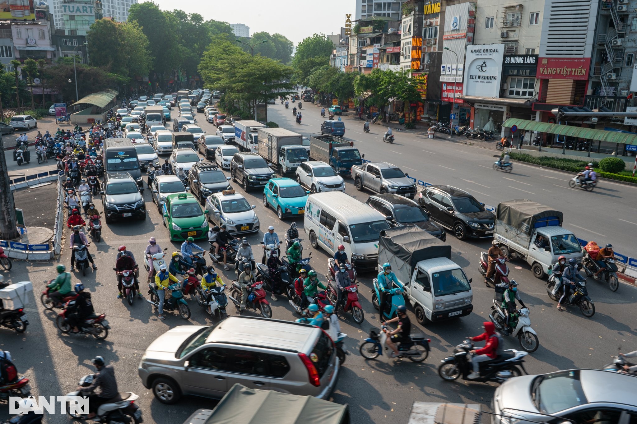 Bến xe miền Tây cháy vé, nhiều hành khách mắc kẹt giữa đêm - 2