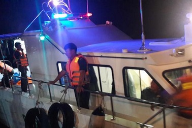 Cứu sống 7 người bị lật xuồng trên biển Cửa Lò