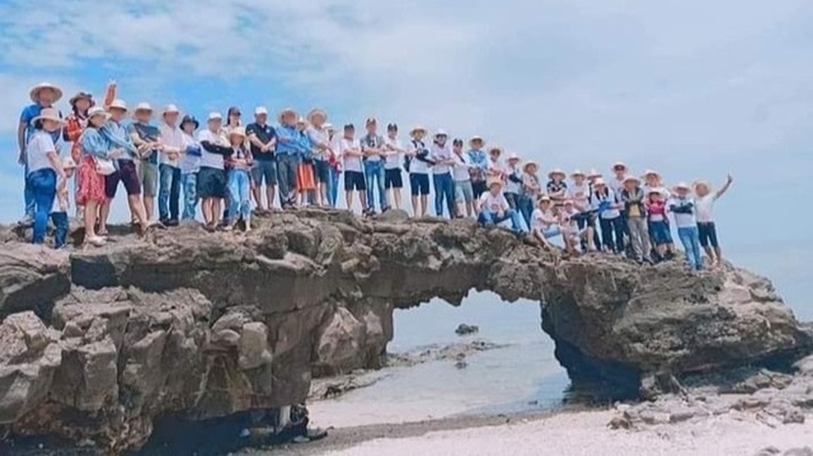 Hàng chục người đè vòm đá núi lửa, Lý Sơn ra văn bản cấm - 1 Hàng chục người đè vòm đá núi lửa, Lý Sơn ra văn bản cấm - 1
