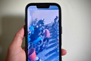 Người đàn ông đánh tới tấp hai thiếu niên ở TPHCM