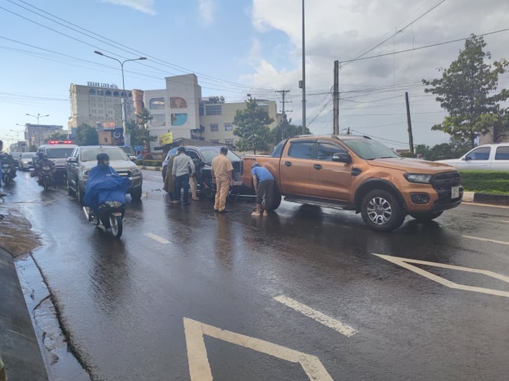 Vụ nổ súng vào xe ô tô ở TP Pleiku: 6 thanh niên bị triệu tập - 1 Vụ nổ súng vào xe ô tô ở TP Pleiku: 6 thanh niên bị triệu tập - 1