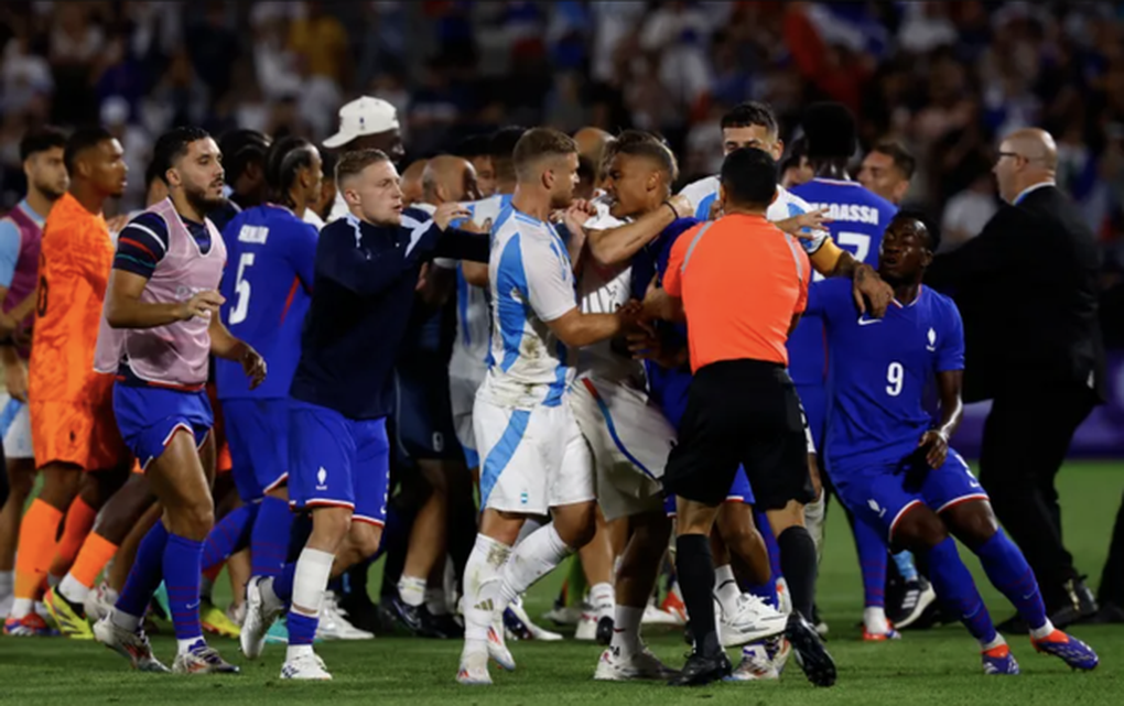 Cầu thủ Pháp và Argentina lao vào đấm đá, tạo nên cảnh tượng hỗn loạn - 3 Cầu thủ Pháp và Argentina lao vào đấm đá, tạo nên cảnh tượng hỗn loạn - 3