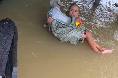 Nhóm bạn trẻ dùng thuyền vượt lũ, ứng cứu kịp thời 120 người