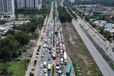 Lối vào cao tốc TPHCM đông nghịt, tài xế ngán ngẩm tìm lối thoát