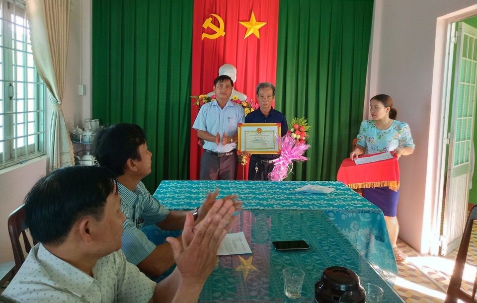 Được tặng giấy khen nhưng ông Lực “khùng” “thấy rất buồn”! - 1 Được tặng giấy khen nhưng ông Lực “khùng” “thấy rất buồn”! - 1