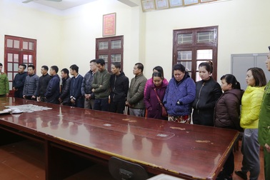 Bắt 16 đối tượng đánh bạc, thu giữ gần 300 triệu đồng