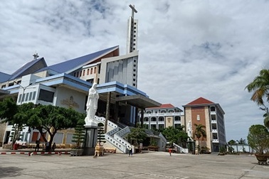 Thánh đường lớn nhất ĐBSCL “lạ lẫm” dịp nghỉ lễ 30/4 năm nay