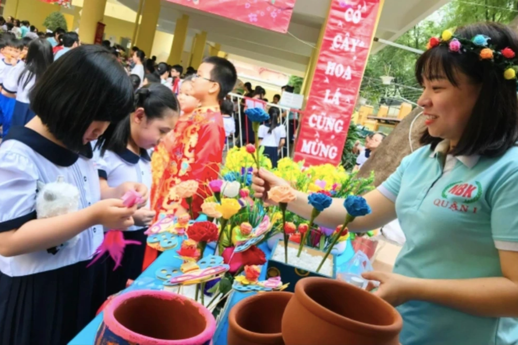 Giáo viên lớp 1 kể từng sân si, xì xào về hiệu trưởng vì… thưởng Tết- Ảnh 1.