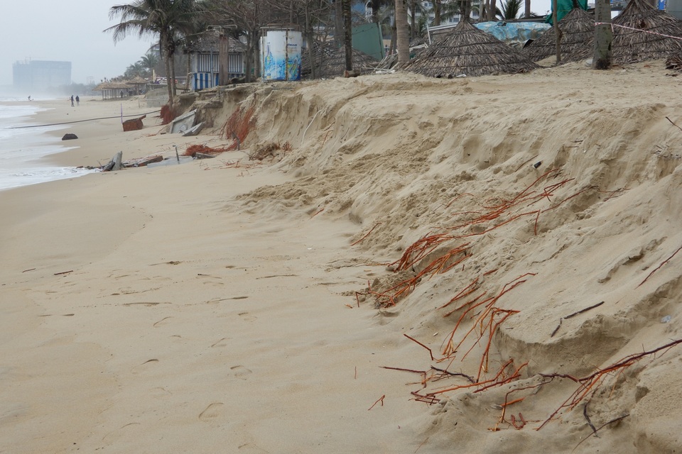 Bờ biển Đà Nẵng sạt lở kinh hoàng, đe dọa nhiều khu nghỉ dưỡng - 3