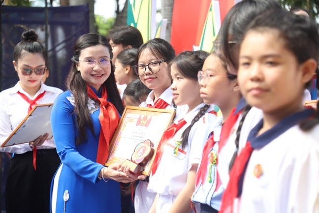 ឲ្យកូនជួបរឿងល្អ - រៀនរឿងល្អ - ធ្វើរឿងល្អ - ៩ Để thiếu nhi gặp việc tốt - học điều tốt - làm điều tốt - 9