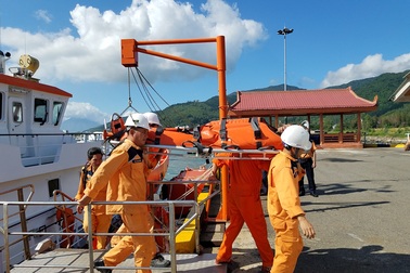 Cứu thuyền trưởng tàu cá bị đau bụng dữ dội trên vùng biển Hoàng Sa