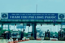 Kẹt xe kinh hoàng, trạm thu phí quyết không xả trạm, "cãi" yêu cầu của CSGT