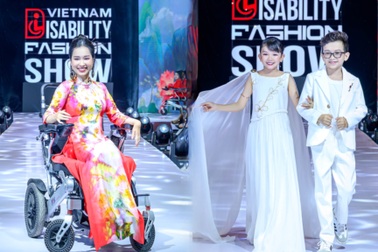 Người mẫu ngồi xe lăn, cặp vợ chồng tí hon tự tin trình diễn thời trang