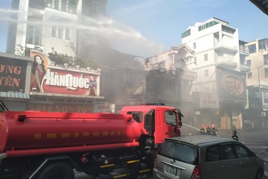 Cháy rụi shop quần áo khu trung tâm Huế giữa trời nóng 40 độ