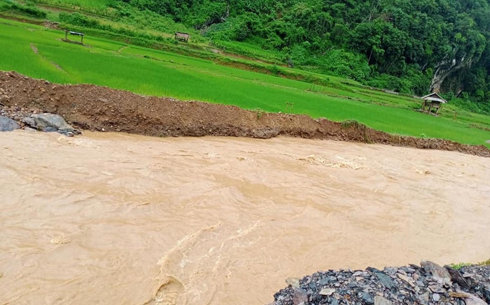 Mưa lớn gây sạt lở ở huyện biên giới, di dời khẩn cấp dân đến nơi an toàn - 6 Mưa lớn gây sạt lở ở huyện biên giới, di dời khẩn cấp dân đến nơi an toàn - 6