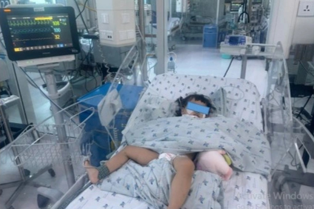 A moment of carelessness caused the baby to faint and turn purple from drowning - 1 Phút sơ sẩy khiến bé bất tỉnh, tím tái vì ngạt nước - 1