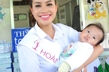 Hoa hậu Phạm Hương và hoạt động đầu tiên sau đăng quang