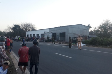 Vượt xe cẩu, xe tải tông chết 2 người