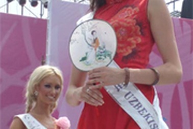 “Nữ hoàng du lịch” trong trang phục truyền thống Trung Quốc