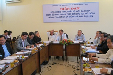 Một bộ sách giáo khoa chuẩn: Sẽ dẫn đến phân biệt “con đẻ con nuôi”?