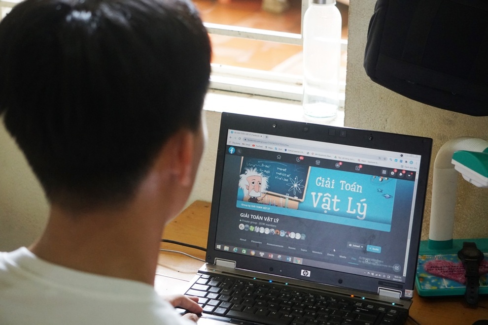 Nam thủ khoa nhịn ăn sáng dành tiền mua tivi, máy tính hỏng về sửa - 2 Nam thủ khoa nhịn ăn sáng dành tiền mua tivi, máy tính hỏng về sửa - 2