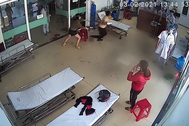 Bệnh nhân say xỉn đấm vào mặt bác sĩ khi được yêu cầu đeo khẩu trang