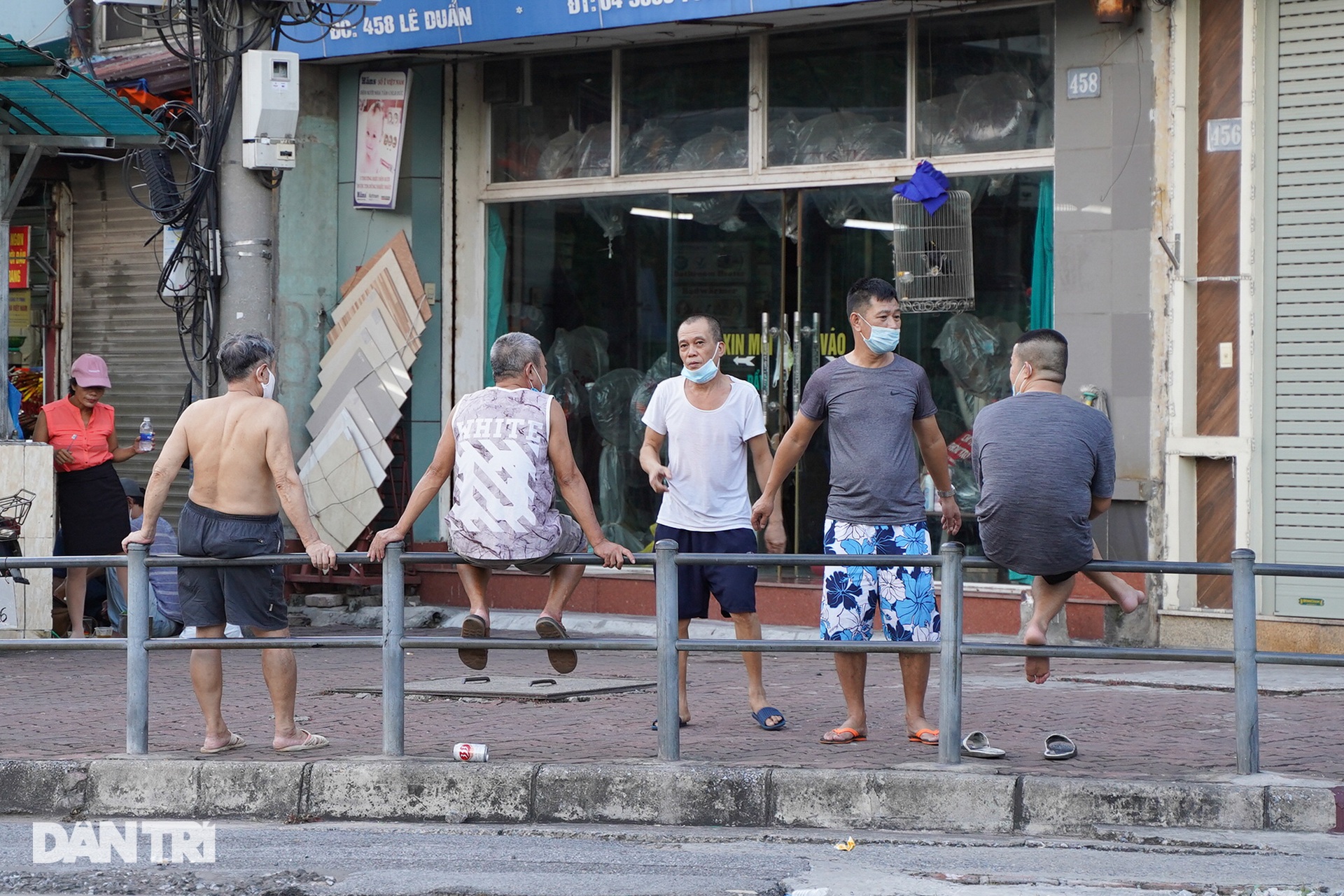 Người dân nhộn nhịp tập thể dục ngoài phố khi Hà Nội chưa hết giãn cách - 6 Người dân nhộn nhịp tập thể dục ngoài phố khi Hà Nội chưa hết giãn cách - 6