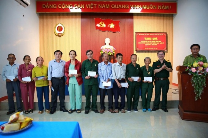 Đồng chí Khương Lê Thành - đại diện lãnh đạo Công ty trao quà cho các gia đình thương binh liệt sĩ, người có công với cách mạng, gia đình chính sách huyện Bình Sơn.