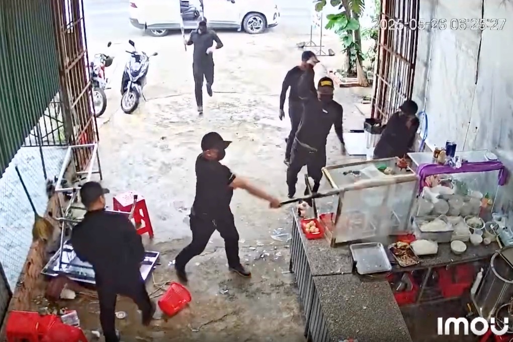 Vụ nhóm côn đồ đập phá quán phở: Con lập hội đi đòi nợ cho mẹ? - 2 Vụ nhóm côn đồ đập phá quán phở: Con lập hội đi đòi nợ cho mẹ? - 2