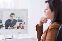 Bi hài phỏng vấn online: Trên vest, dưới quần đùi!