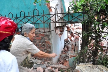 Phá dỡ nhà cho anh, em trai bị đè trọng thương