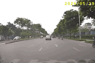 Xe kéo hồn nhiên đi ngược chiều trên đường phố Hà Nội, suýt lao vào ô tô