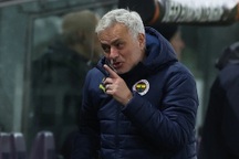 Hành động đáp trả đặc biệt khi HLV Mourinho chịu án phạt nặng