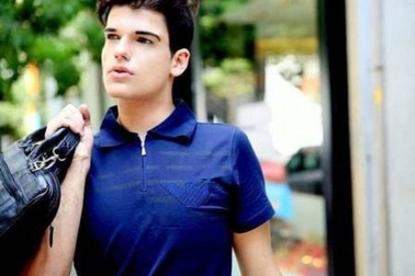 Người mẫu nam có ngoại hình giống hệt búp bê 