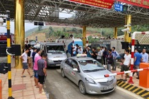 BOT Hòa Lạc - Hòa Bình hỗn loạn: Tài xế “vượt rào”, chính quyền bất lực?