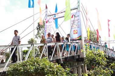 Người dân xã Tân Lộc phấn khởi đi trên chiếc cầu mới