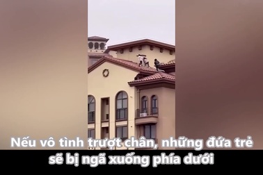 Thót tim khoảnh khắc nhóm trẻ chơi đùa trên mái tòa nhà cao tầng
