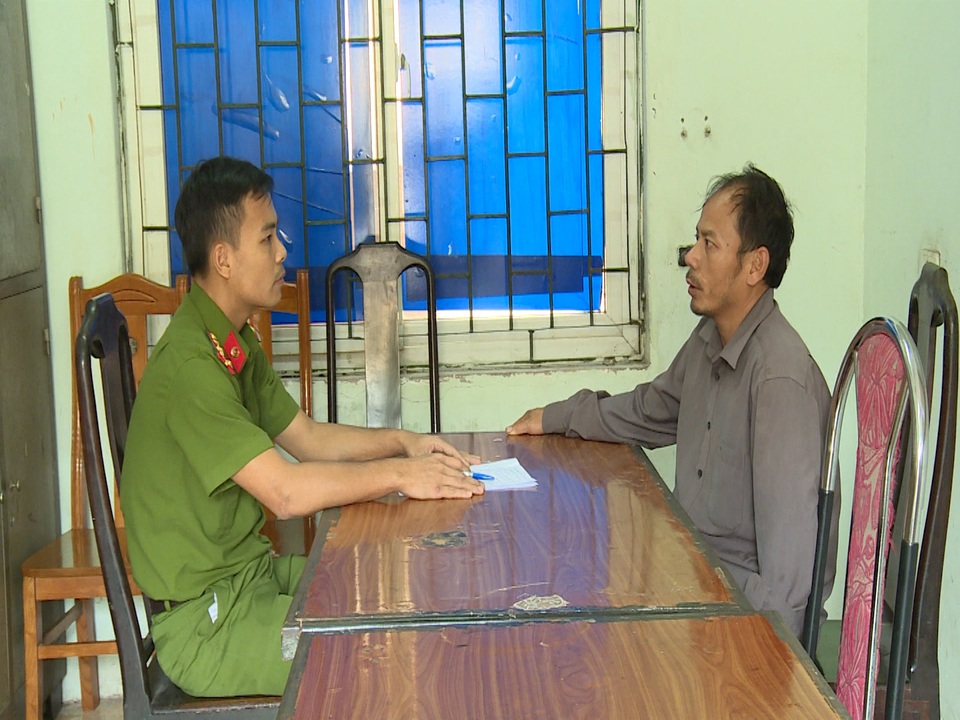 Cảnh sát giải cứu một cụ bà bị hàng xóm dùng dao khống chế - 1 Cảnh sát giải cứu một cụ bà bị hàng xóm dùng dao khống chế - 1