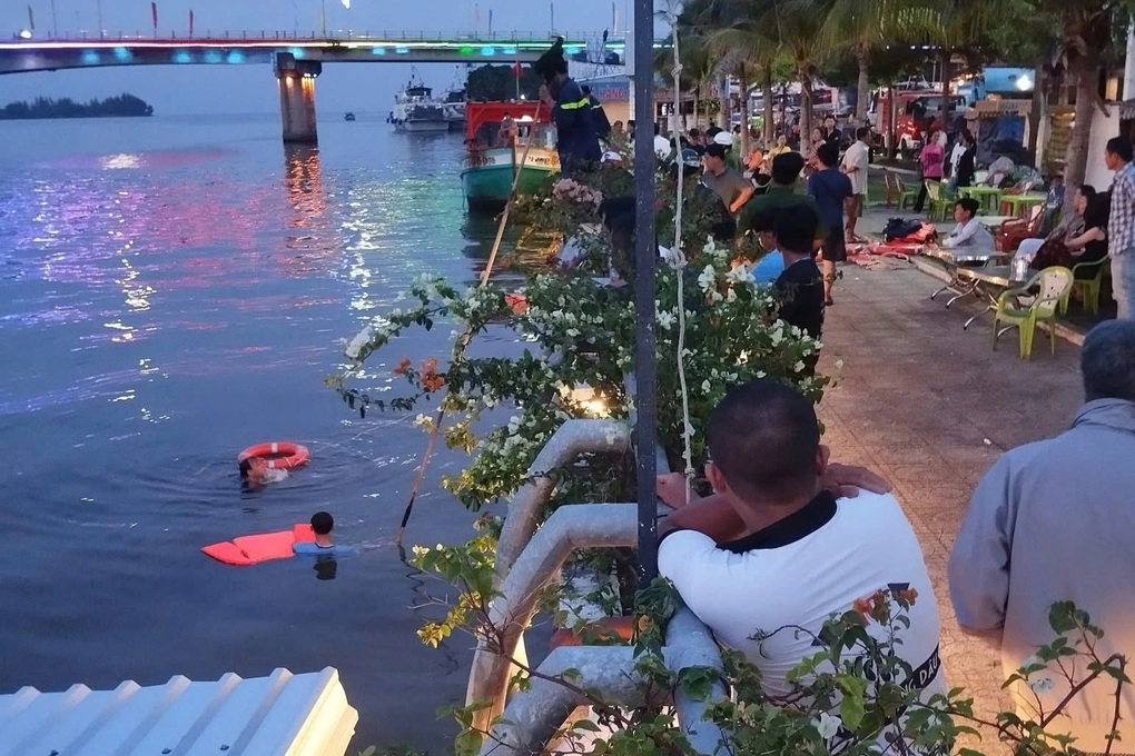 Đang đi du lịch với gia đình, người đàn ông lao xuống sông rồi mất tích - 2 Đang đi du lịch với gia đình, người đàn ông lao xuống sông rồi mất tích - 2