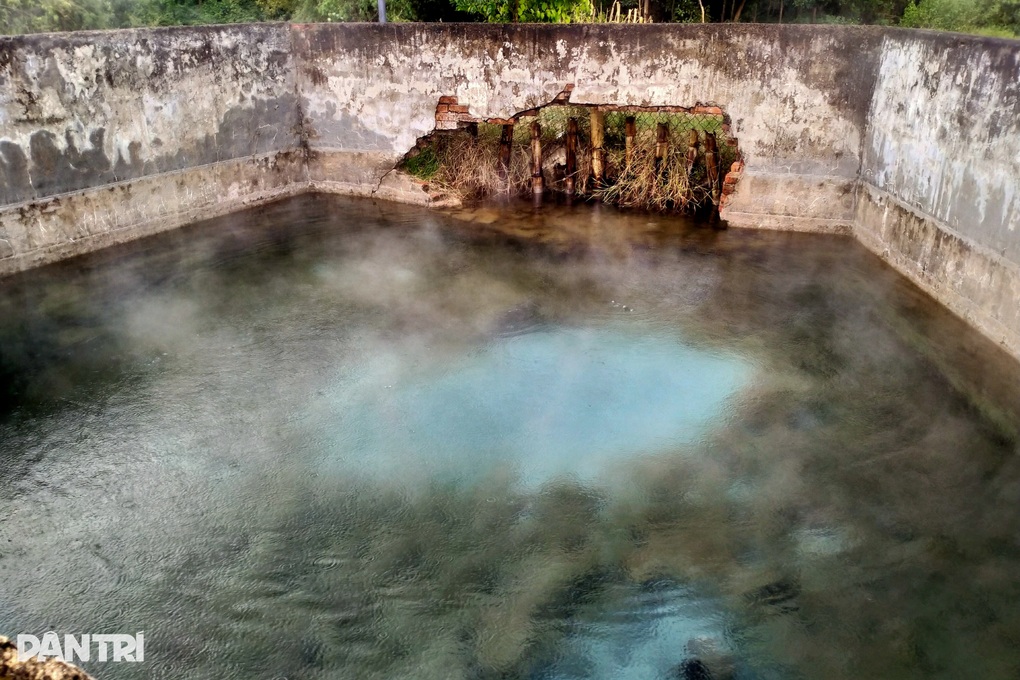 ຖັງນ້ຳຕົ້ມ ແລະ ສູບຢາທັງກາງເວັນ ແລະ ກາງຄືນ ຢູ່ນະຄອນດານັງ - 3 Bể nước tự sôi, bốc khói ngày đêm ở Đà Nẵng - 3