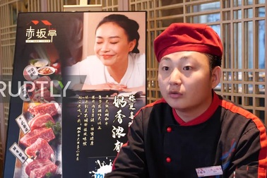 Xem đầu bếp tài hoa dùng trứng để vẽ tranh