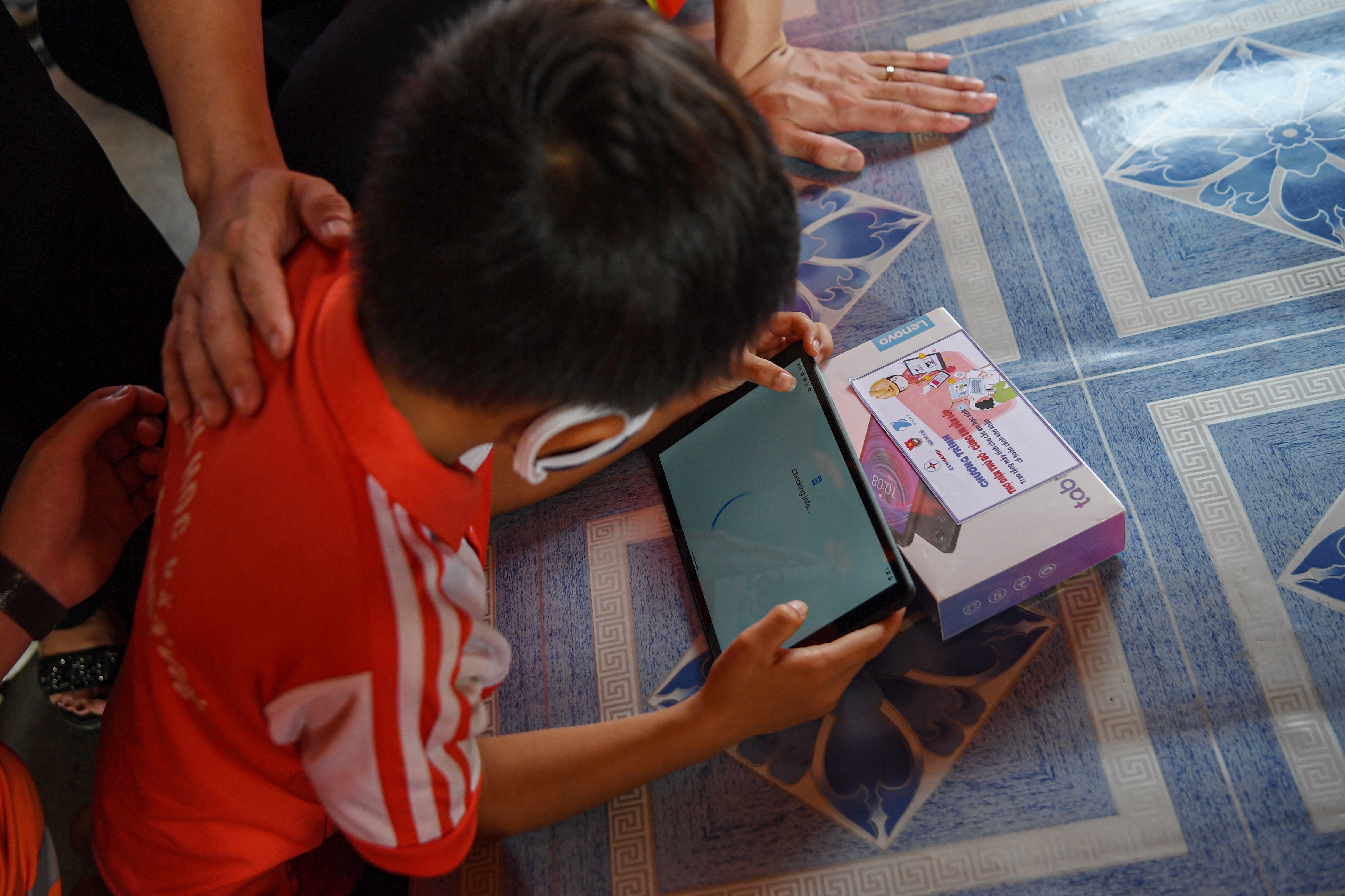 25 máy tính, tablet - Quà Trung thu đặc biệt với trẻ em làng chài sông Hồng - 11 25 máy tính, tablet - Quà Trung thu đặc biệt với trẻ em làng chài sông Hồng - 11