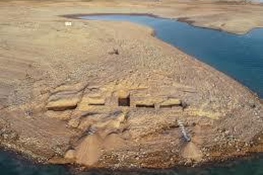 Cung điện bí ẩn từ thời cổ đại đột nhiên xuất hiện ở hồ nước sau hạn hán